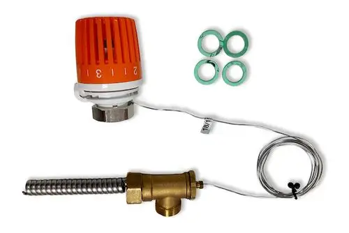 Roth Regelarmatur für die Erwärmung von Trinkwasser, bestehend aus einem orangefarbenen Thermostatkopf, einem Metallventil und passenden Dichtungen.